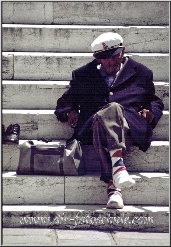 Alter Seemann auf Stufen.jpg - Alter Seemann auf den Stufen der Santa Maria della Salute Kirche in Venedig 1980